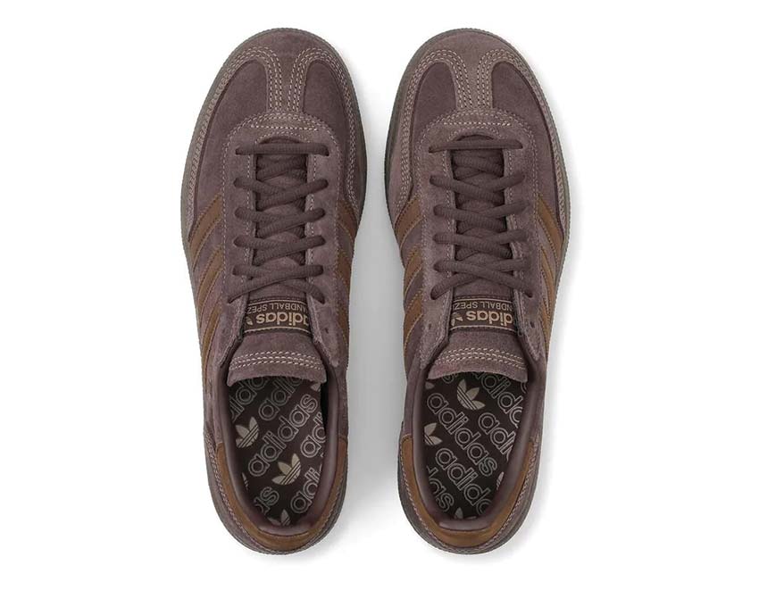 Adidas Handball Spezial Shadow Brown detalle — logo 3 bandas y acabados