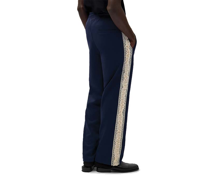 Arte Trim Pants Navy Seitenansicht — Detail Trim-Streifen Bein