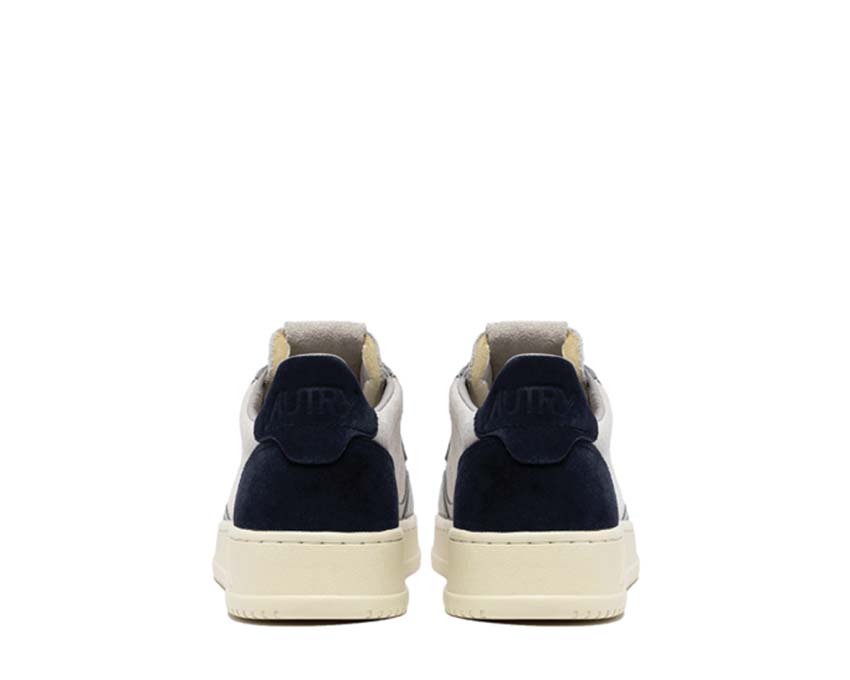 Autry Medalist Low Tric Suede Loft Sky Blue Detail — dreifarbige Stickerei