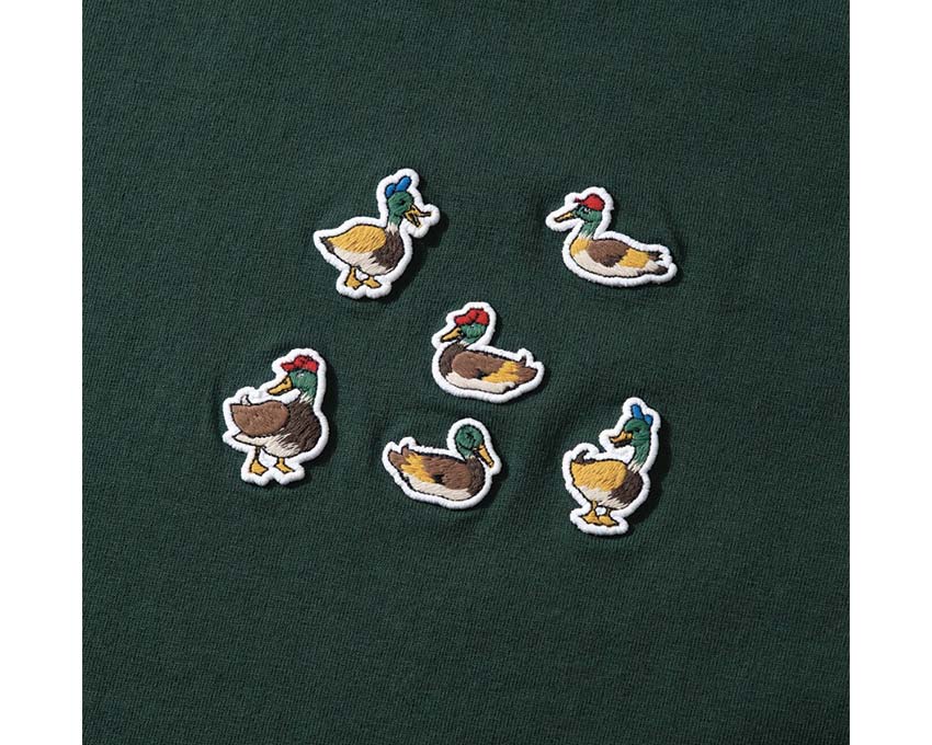 Edmmond Studios 10 Years Ducks T-Shirt Dark Green Detail — Enten-Motiv Brust