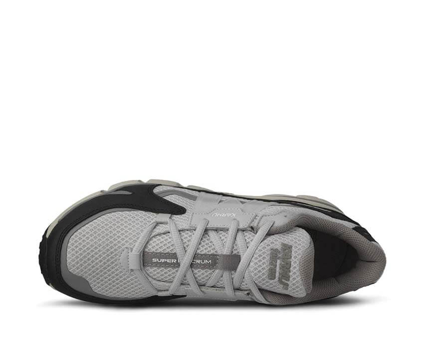 Karhu Super Fulcrum Jet Black dettaglio — logo Karhu vintage nero