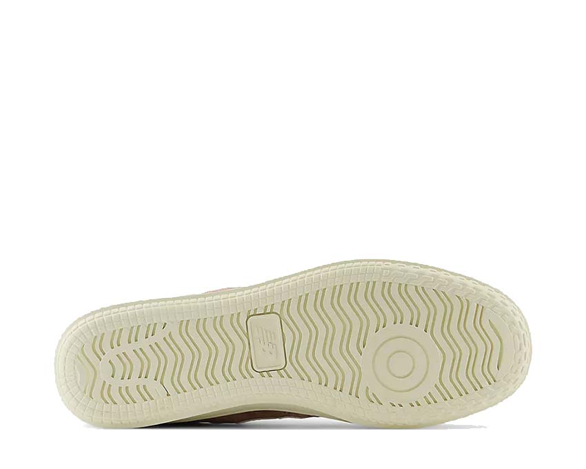New Balance T500 Landslide/Linen/New Spruce detalle — logo N bordado y lengüeta acolchada