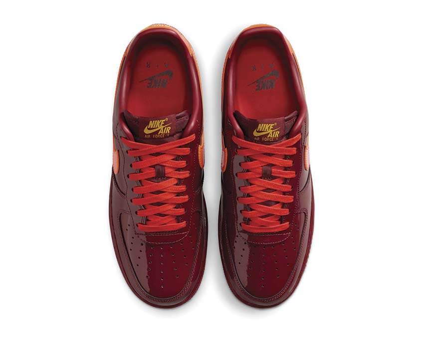 Nike Air Force 1 Low Dark Team Red — Rückansicht Fersenbereich