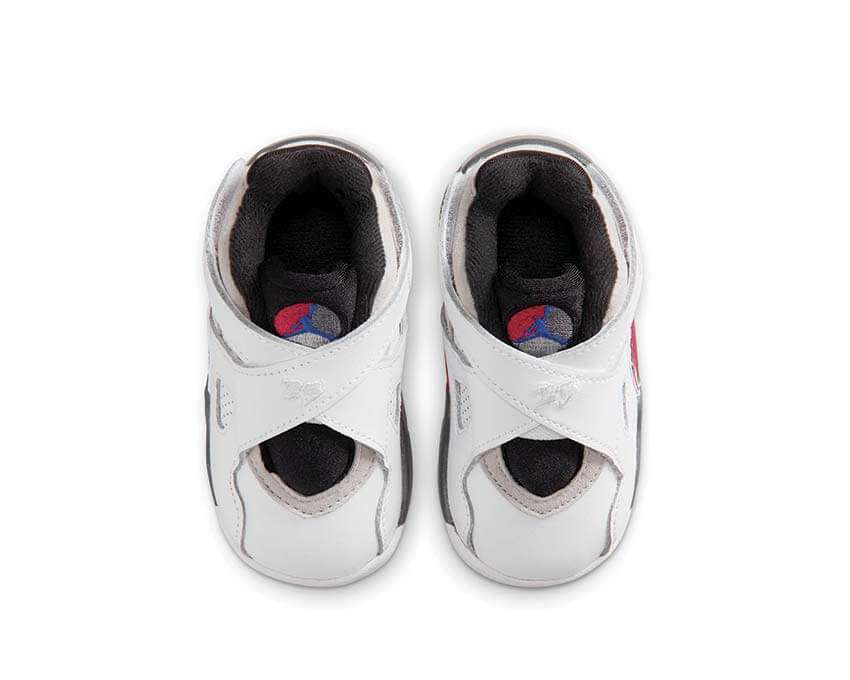 Air Jordan 8 Retro TD Bugs Bunny White/Black/True Red — Dreiviertelansicht ikonischer Colorway