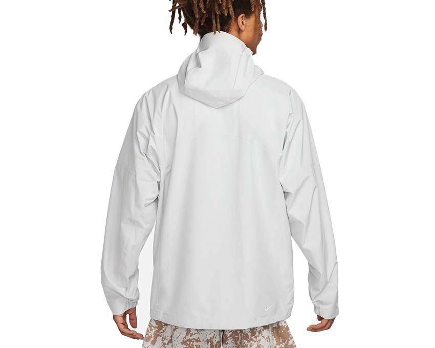 Nike ACG Storm-Fit Cascade Rains Photon Dust vista lateral — tejido Storm-Fit repelente al agua