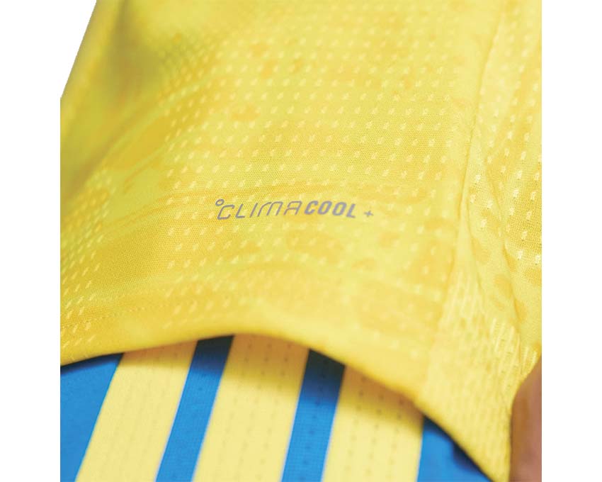 Adidas Colombia 26 Home Authentic Jersey dettaglio — colletto e stemma federazione