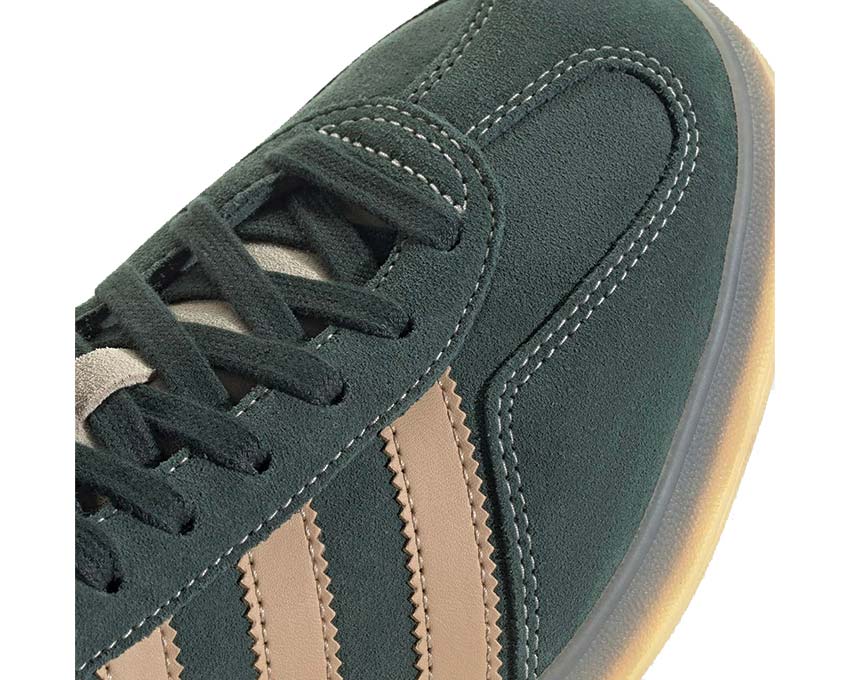 Adidas Gazelle Indoor Seitenansicht — kontrastierende Drei Streifen flaches Profil
