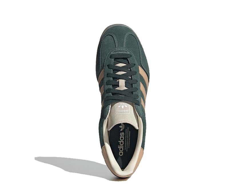 Adidas Gazelle Indoor Detail — gepolsterte Zunge und goldenes Adidas-Logo