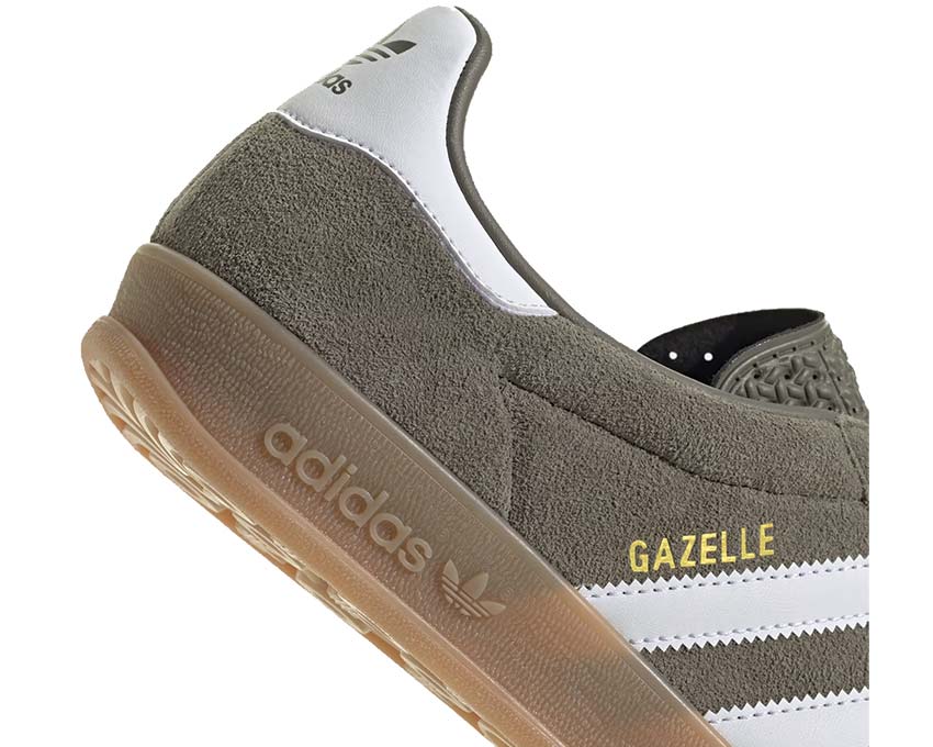 Adidas Gazelle Indoor Olive Strata Seitenansicht — Wildlederoberteil in Olivtönen