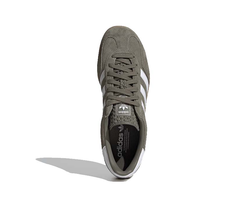 Adidas Gazelle Indoor Olive Strata Detail — goldenes Adidas-Logo und runde Schnürsenkel