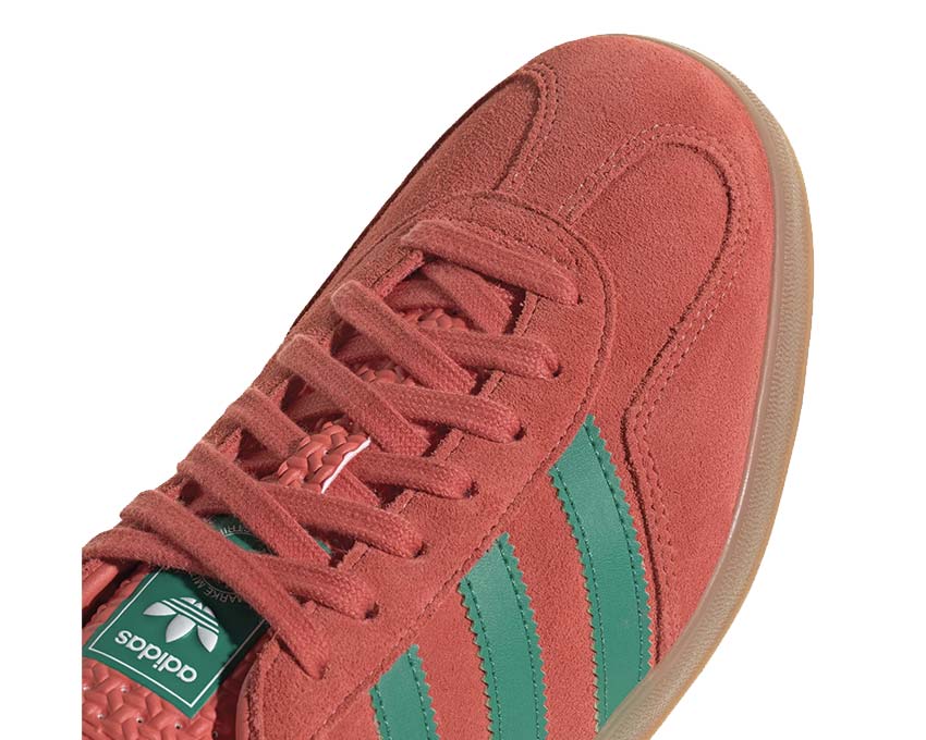 Adidas Gazelle Indoor Preloved Scarlet vista laterale — dettaglio velluto e Court Green