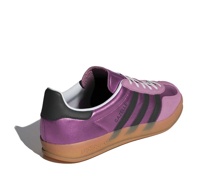 Adidas Gazelle Indoor W Bliss Lilac détail — tige daim lilas et bande Core Black
