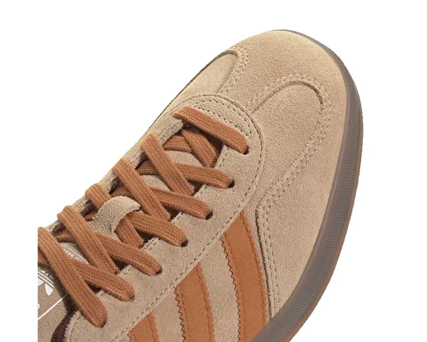 Adidas Gazelle Indoor Sandstone laterale — silhouette vintage molto bassa