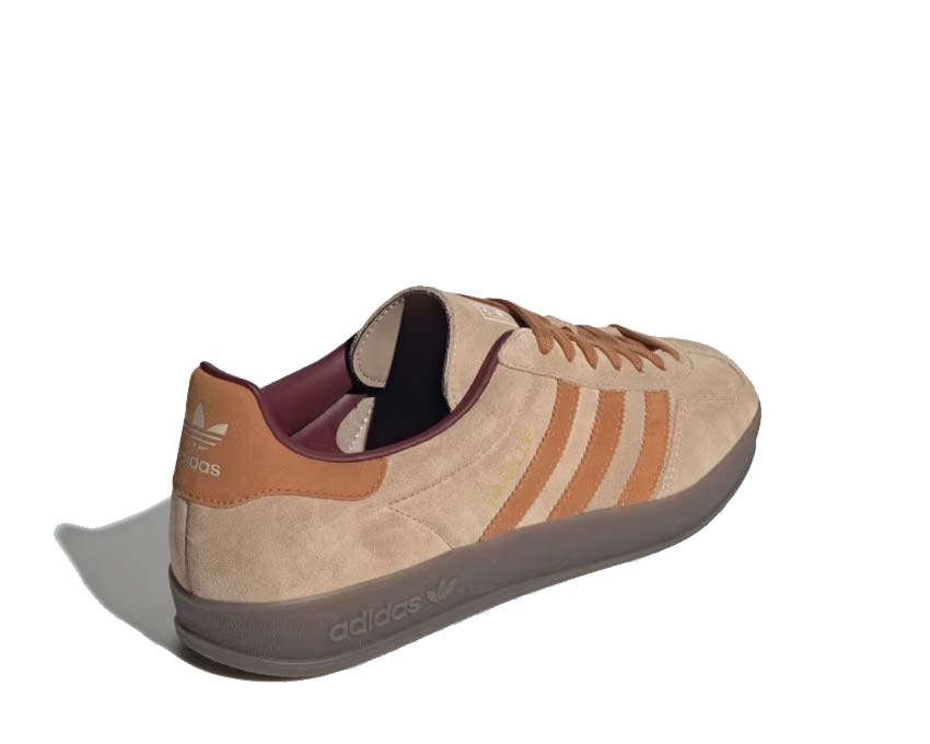 Adidas Gazelle Indoor Sandstone dettaglio — tomaia scamosciata e tre strisce contrastanti