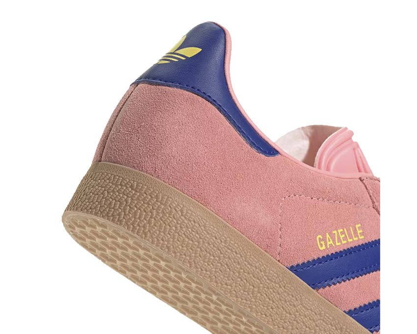 Adidas Gazelle W Semi Pink Spark vue latérale — silhouette basse trois bandes