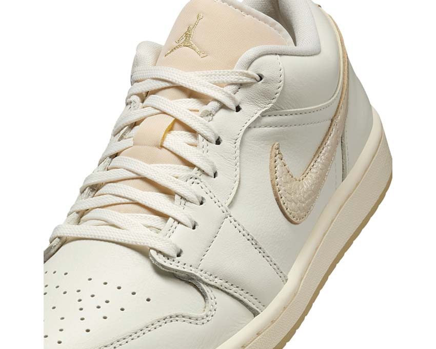 Air Jordan 1 Low SE W Team Gold vue latérale — sneaker femme doré basketball retro
