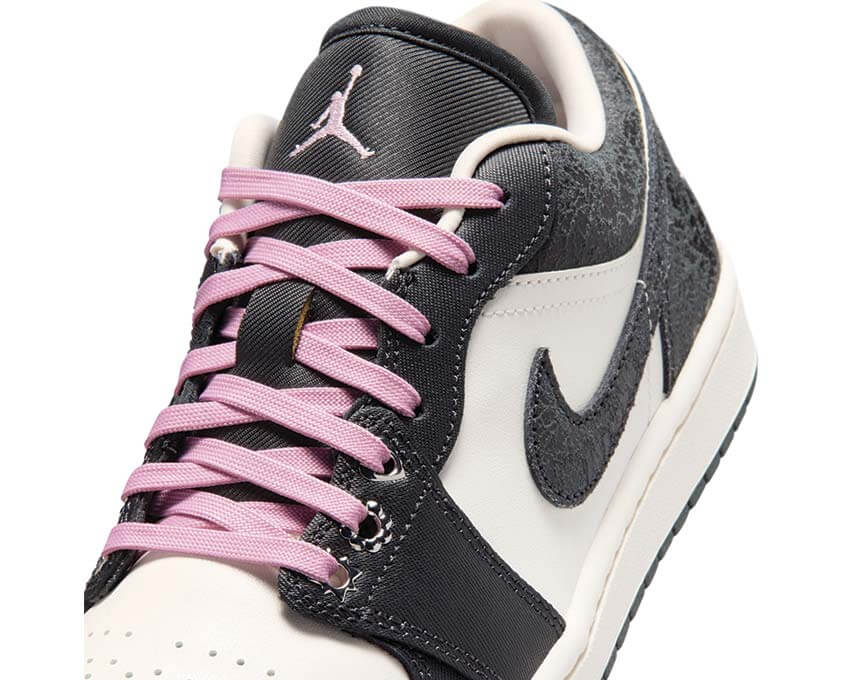 Air Jordan 1 Low SE W Iced Carmine vue latérale — sneaker femme rouge carmin retro