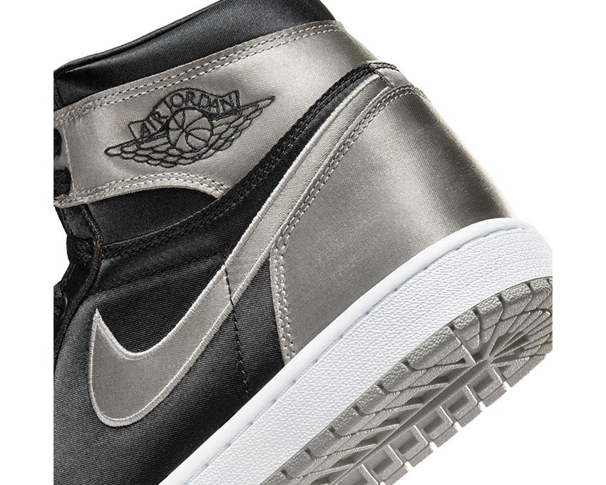 Air Jordan 1 Retro Hi OG Wmns Black Medium Grey vista laterale — pelle nera grigia donna