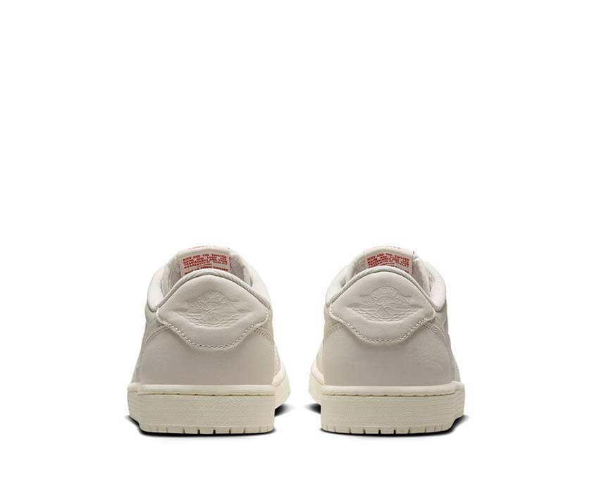 Air Jordan 1 Retro Low OG Sail détail — cuir perforé blanc sail OG