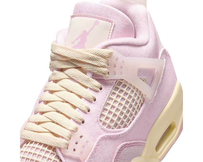 Air Jordan 4 Retro TEX W Iced Carmine vue latérale — tige TEX carmine