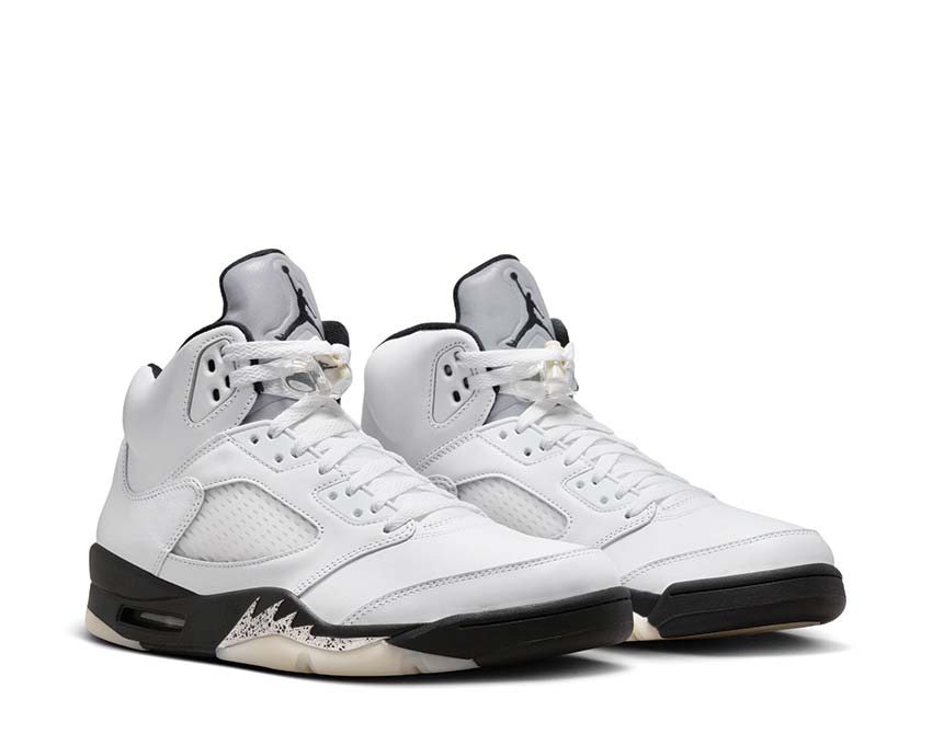 Jordan Air Jordan 5 Retro White and Black White Black Sail Metallic Silver vista lateral — mesh y cuero