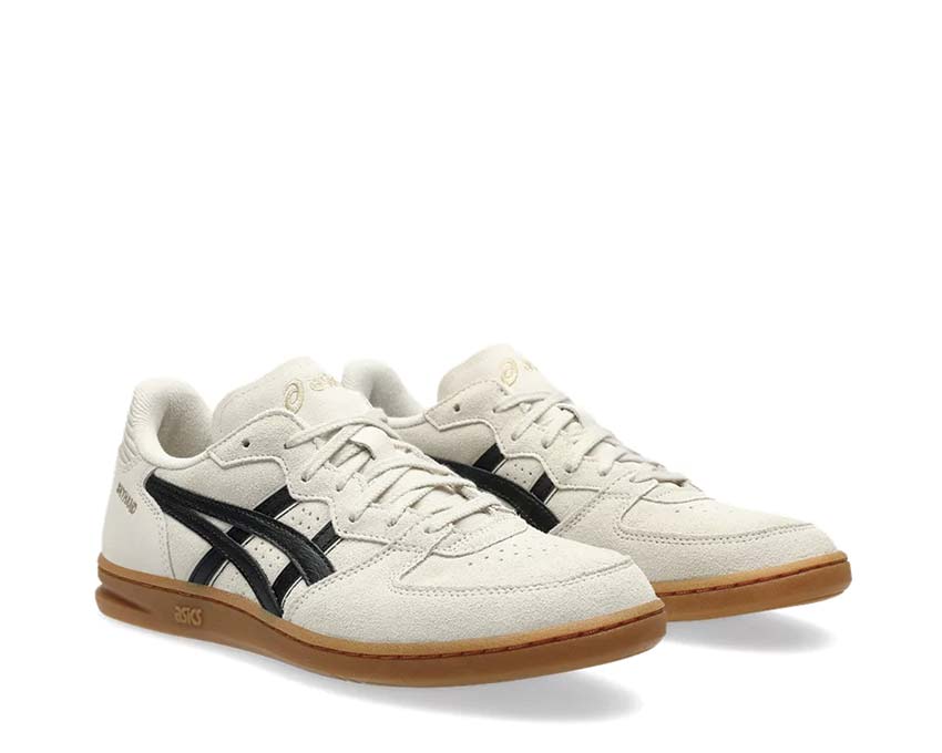 Asics Skyhand OG Oatmeal/Black vista laterale — cuoio e mesh lifestyle