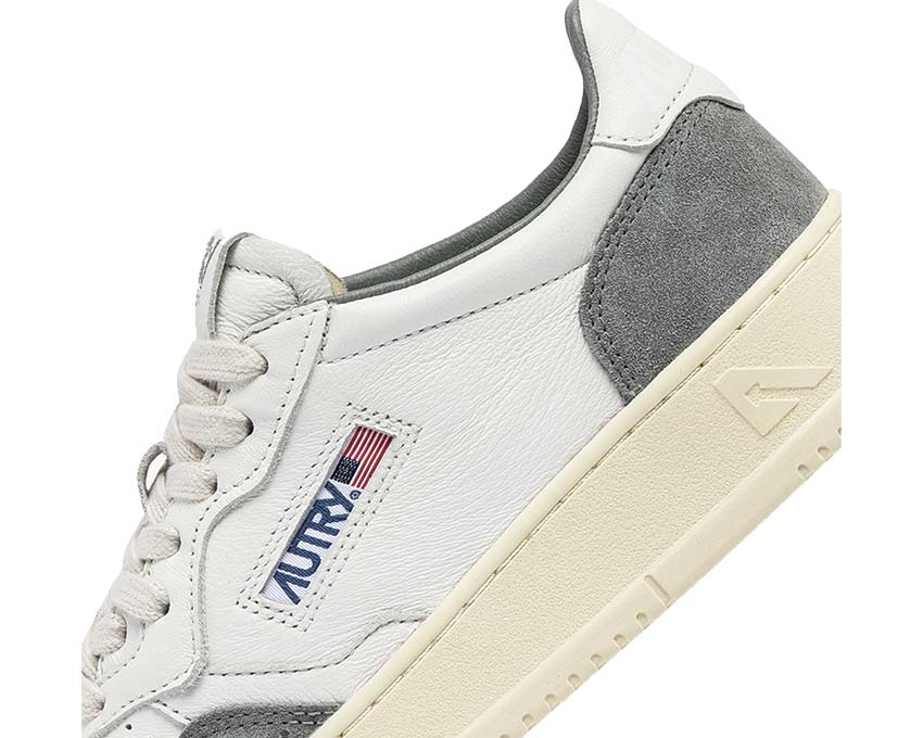 Autry Medalist Low Goat Suede White Grey Detail — farbige Einsätze