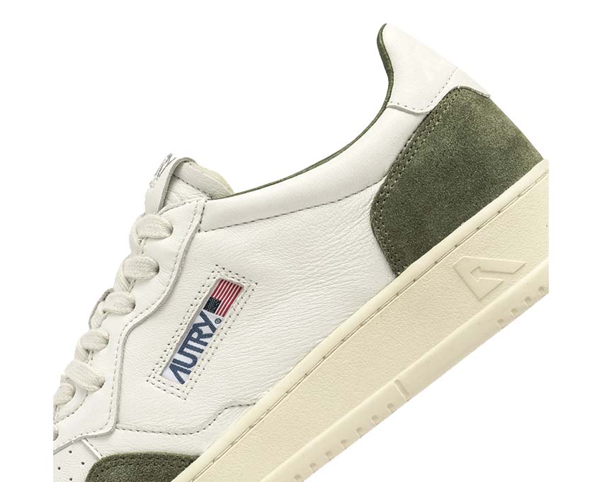 Autry Medalist Low Goat Suede White Military détail — empiècements colorés