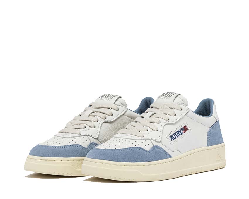 Autry Medalist Low W Goat Suede White Street vista laterale — pelle e scamosciato