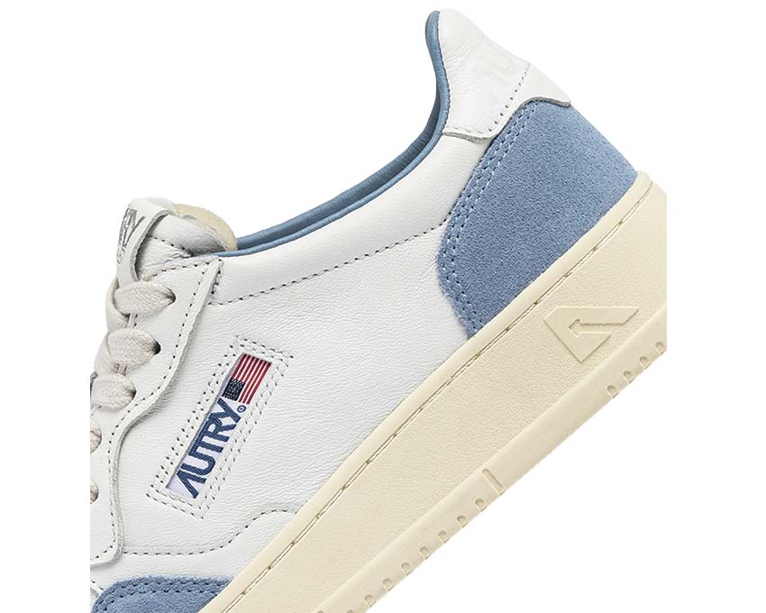 Autry Medalist Low W Goat Suede White Street Detail — pannelli colorati