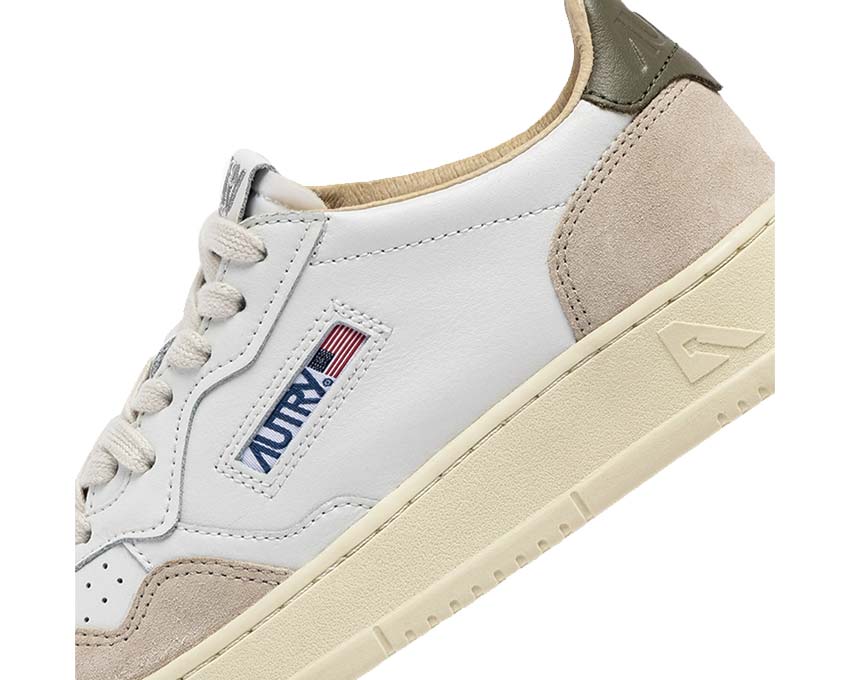 Autry Medalist Low Covert Green vue latérale — cuir et daim vert