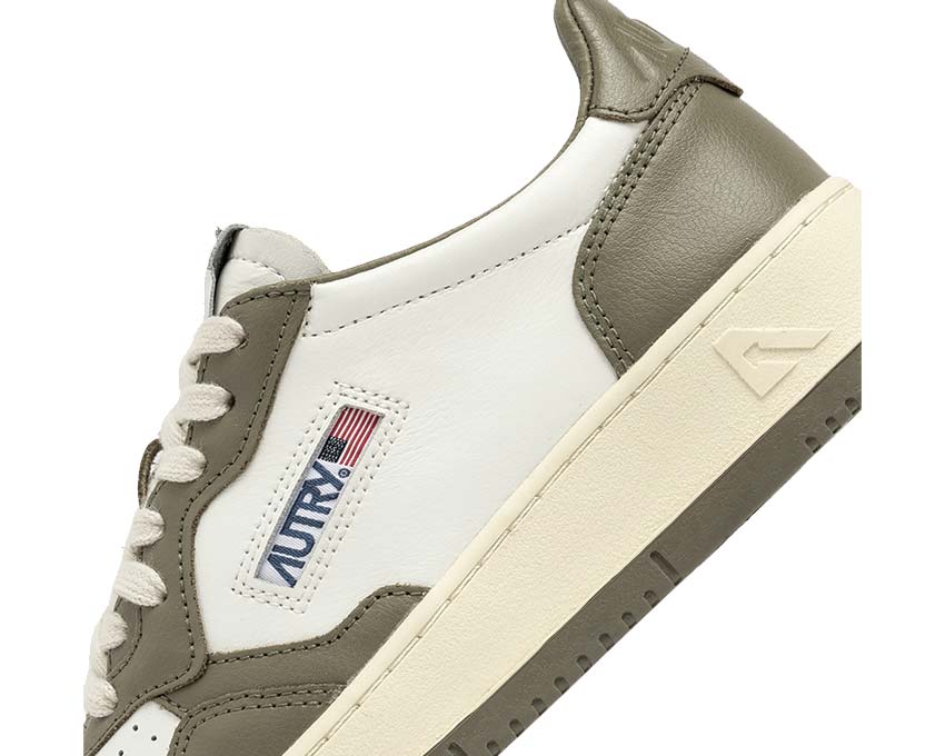 Autry Medalist Low Blanc Vert vue latérale — cuir blanc et vert covert Medalist