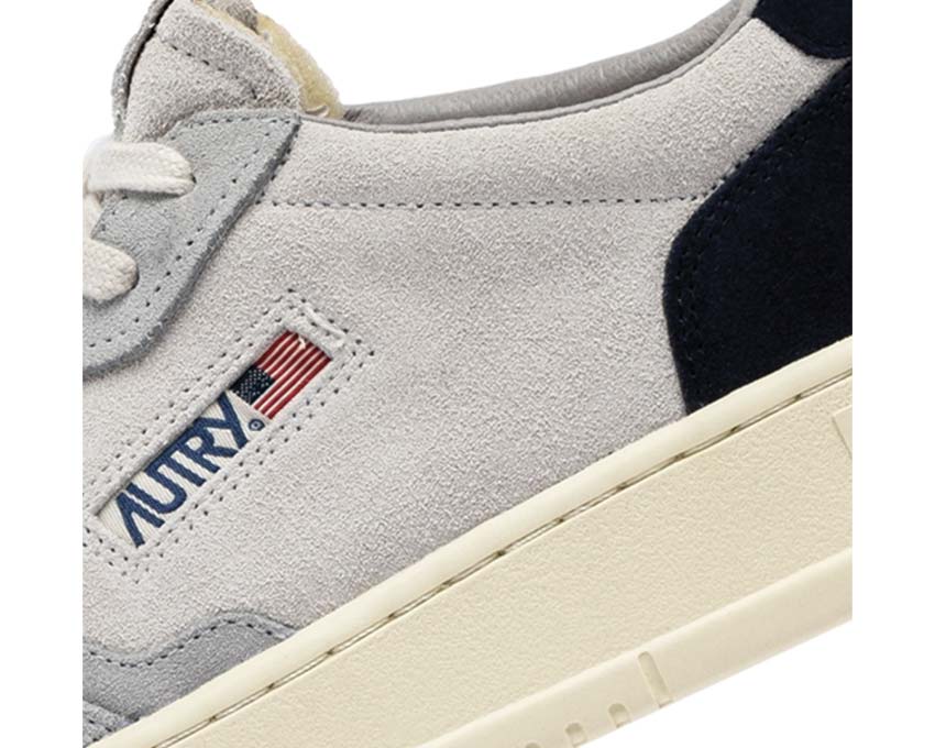 Autry Medalist Low Tric Suede Loft Sky Blue Seitenansicht — Premium-Wildleder