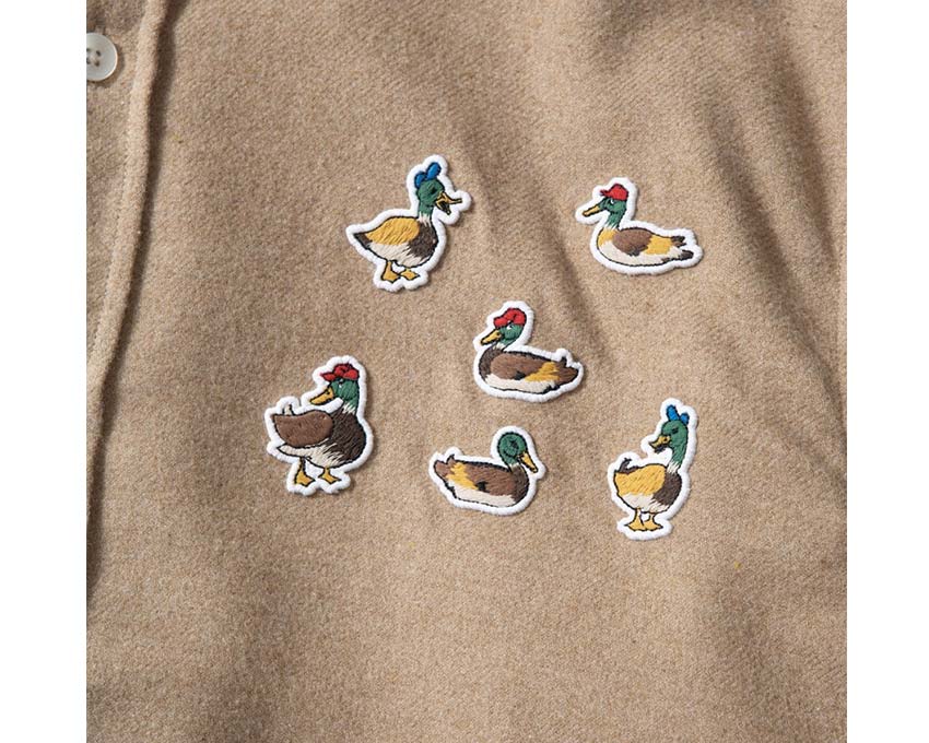 Edmmond Studios 10 Years Shirt Plain Brown détail — broderie logo 10 ans