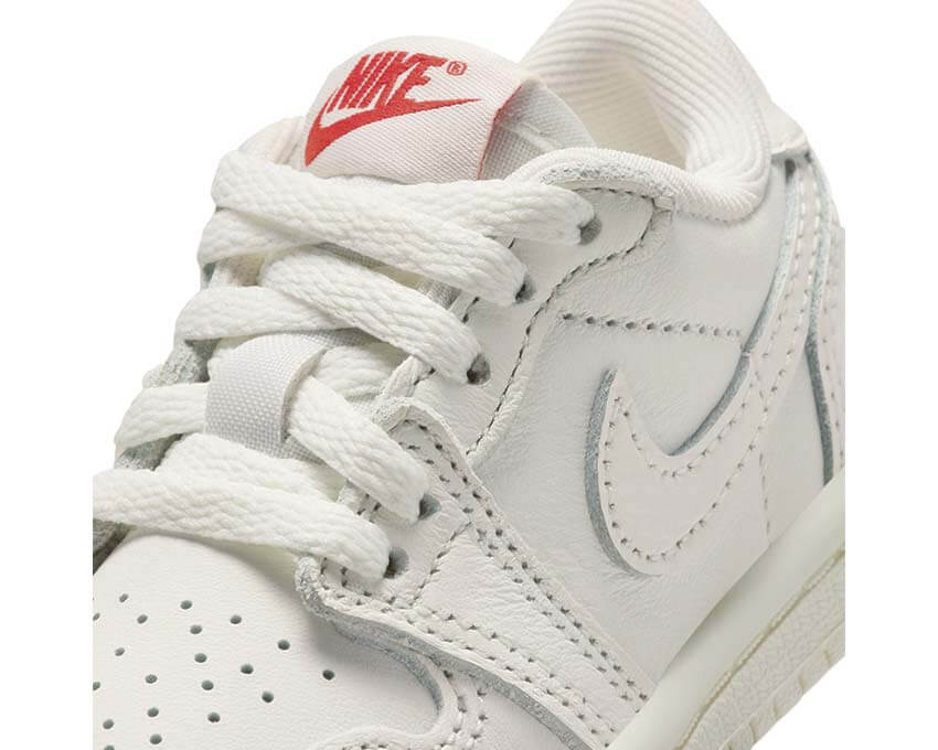 Jordan 1 Retro Low OG TD Sail University Red vista lateral — cuero crema niños