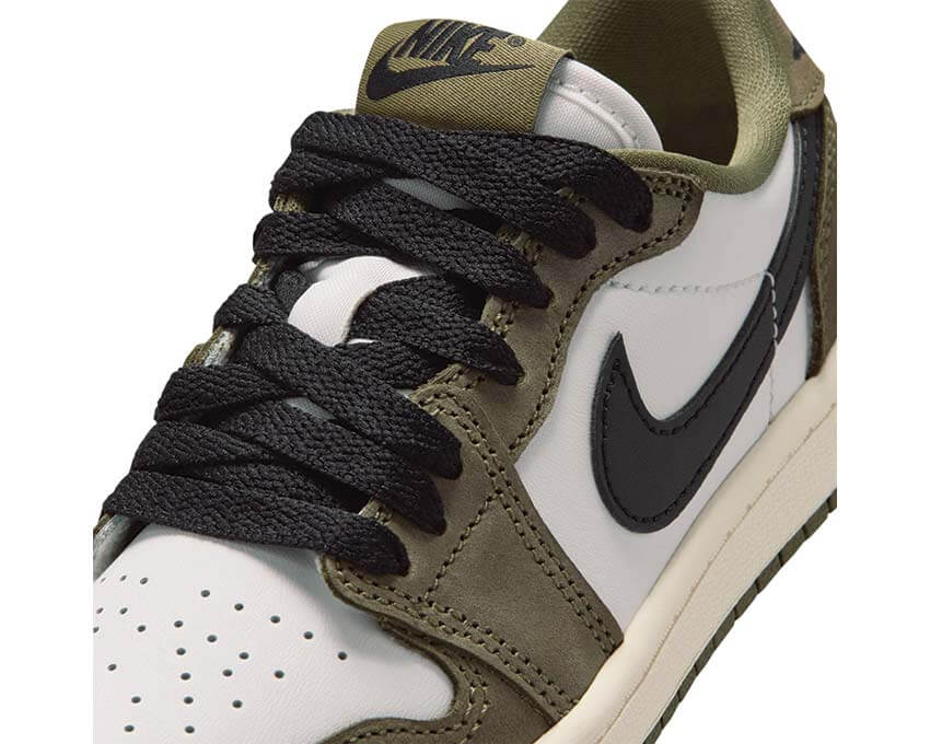 Jordan 1 Retro Low OG PS Medium Olive vue latérale — tige cuir olive preschool