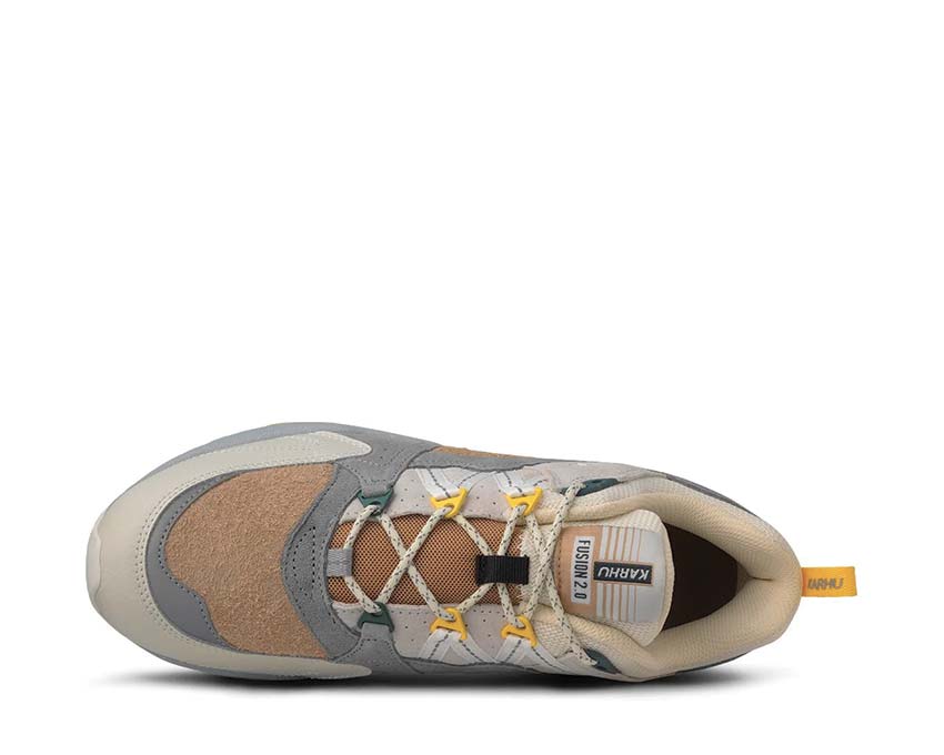Karhu Fusion 2.0 Limestone Bright White dettaglio — logo orso Karhu ricamato