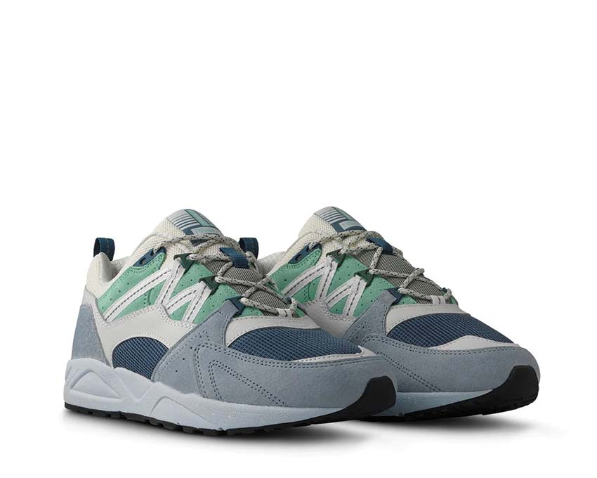 Karhu Fusion 2.0 Pearl Blue Bright Black vue latérale — tige cuir bleu et noir