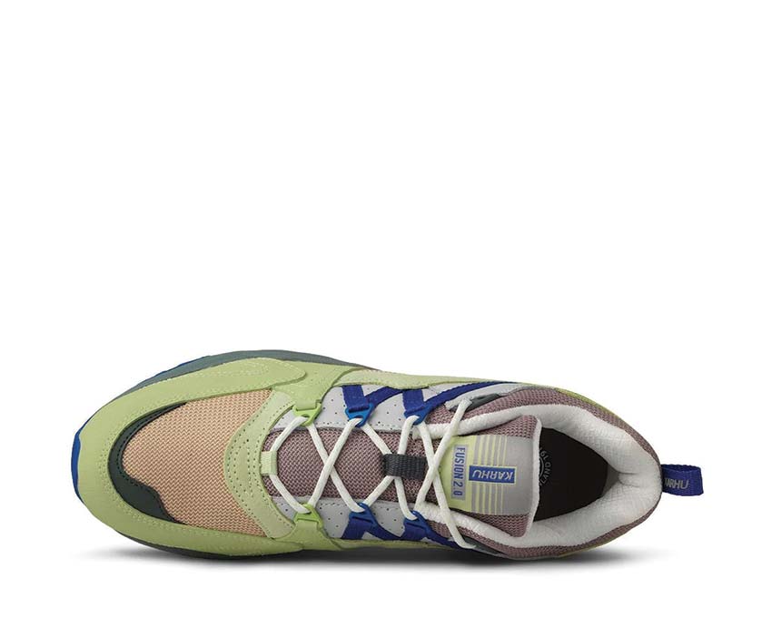 Karhu Fusion 2.0 Shadow Lime/Amparo Blue dettaglio — accento Amparo Blue a contrasto