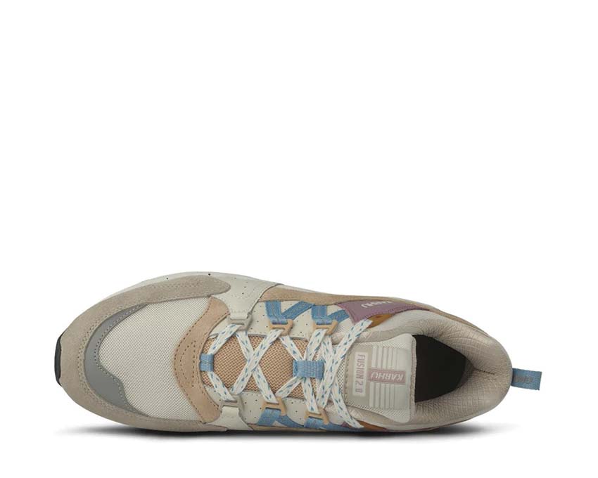 Karhu Fusion 2.0 Silver Lining Milky Blue Detail — Karhu Bär-Logo zweifarbig silber blau