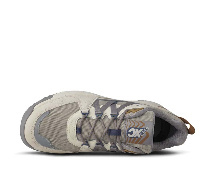 Karhu Fusion XC Silver Lining Gull Detail — Karhu Bär-Logo gestickt Trail zweifarbig