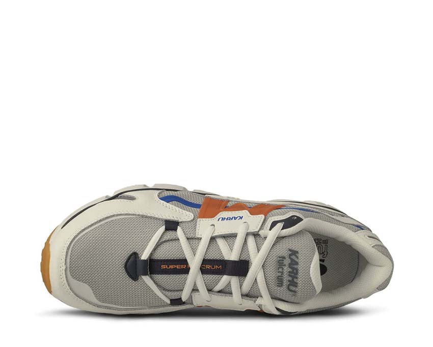 Karhu Super Fulcrum Pearl Blue Nasturtium detalle — logo Karhu vintage