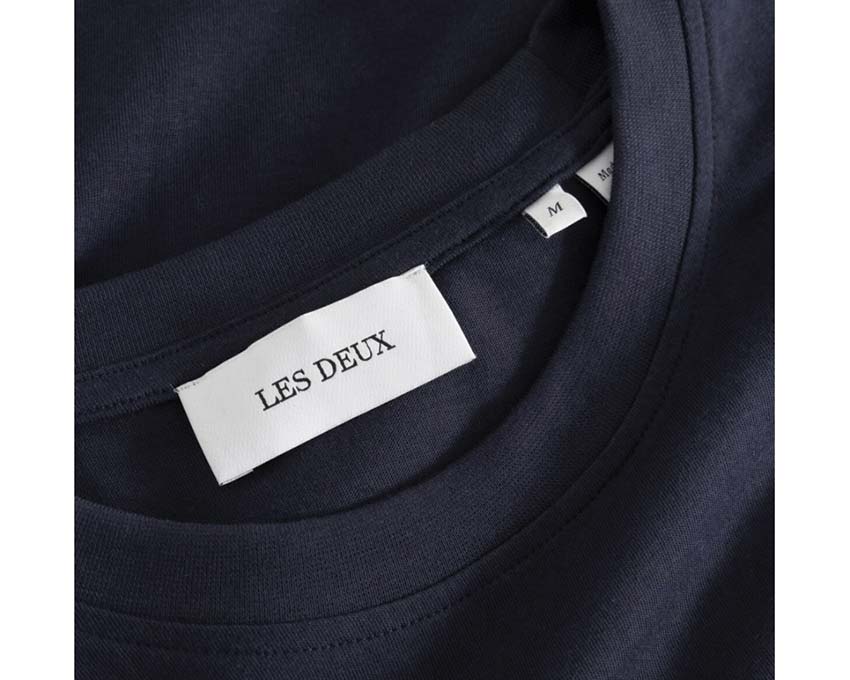 Les Deux Bouquet T-Shirt Dark Navy Detail — dicke Baumwolle Logo