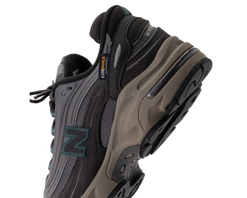 New Balance 1000 Cordura Black Cement Seitenansicht — robustes schwarzes Cordura-Obermaterial