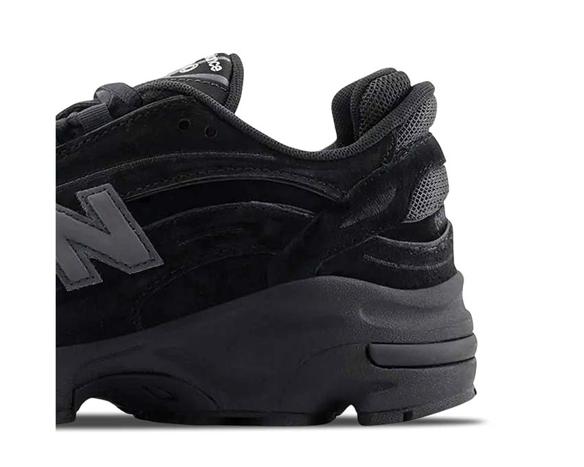New Balance 1000 Black vista lateral — silueta robusta trail-inspired