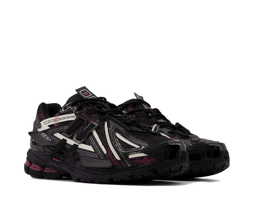 New Balance 1906A Black vue latérale — tige mesh Protection Pack noir