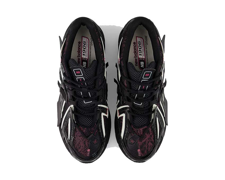 New Balance 1906A Black détail — accent Dragon Berry sur empiècement latéral