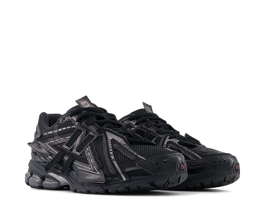 New Balance 1906AF Black vue latérale — tige mesh et matériaux superposés