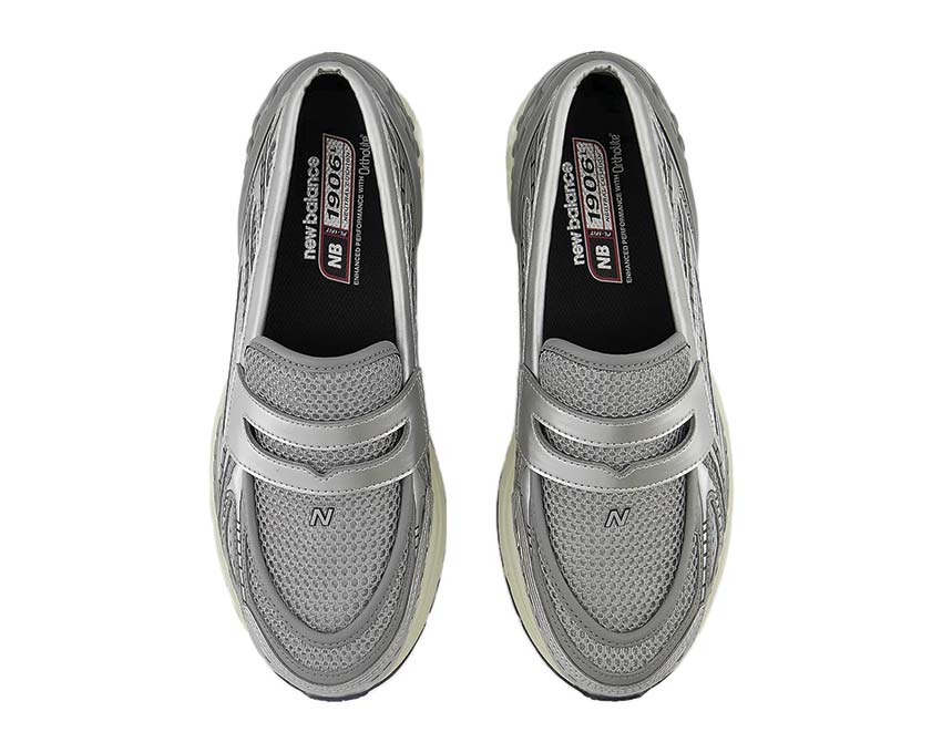 New Balance 1906L Loafer Silver Detail — Silberlack-Leder und Metall-N-Logo