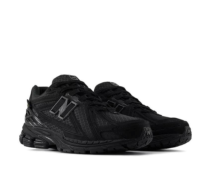 New Balance 1906 Black Magnet vista laterale — silhouette futuristica monocromatica